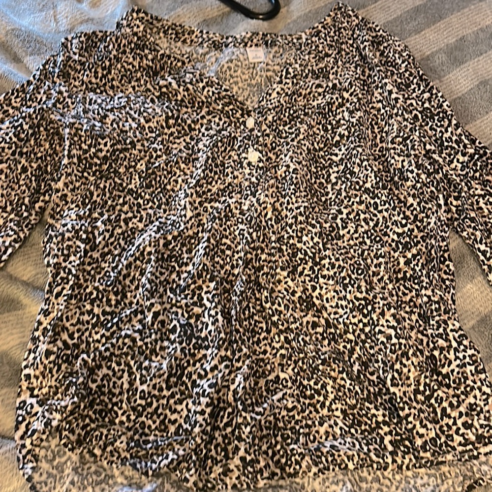 Size M. Old navy dress shirt.